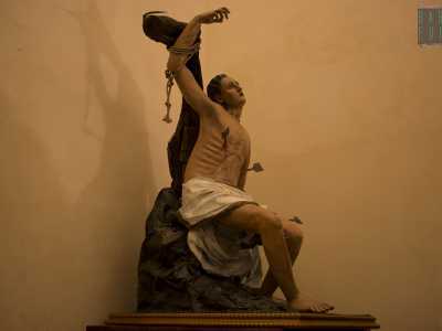 Vicino all�ingresso si trova una statua di San Sebastiano rinvenuta dietro una parete laterale della chiesa durante i lavori